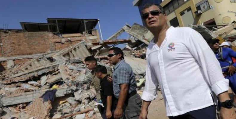 Correa en una visita a zona afectada por terremoto