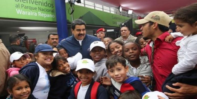 Maduro compartiendo con niños en un parque de Caracas