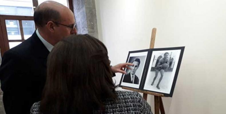Embajador cubano visita muestra fotográfica sobre Fidel en Ecuador. Foto:Sinay Céspedes Moreno/PL.