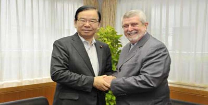 Kazuo Shii, Presidente del Partido Comunista de Japón (PCJ), y Marcos Rodríguez, embajador de Cuba en Japón./Imagen: Cubaminrex