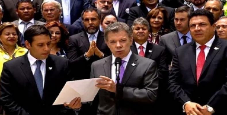 Primer mandatario de Colombia entrega textos finales del Acuerdo de Paz. Foto: Telesur