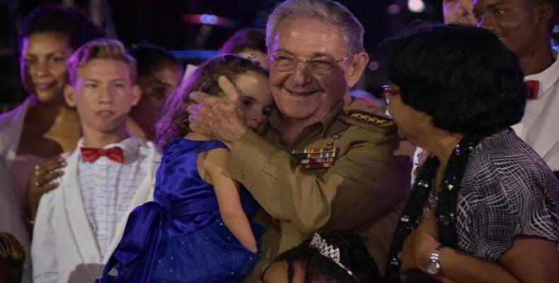 Raul Castro held on his arms the youngest students and promised to return soon to the school . Photo/Estudios Revolucion