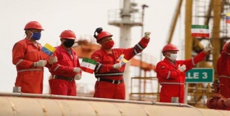 Workers of the 'Fortune' Iranian ship waving flags in Puerto Cabello, Venezuela.  (Photo: EFE)