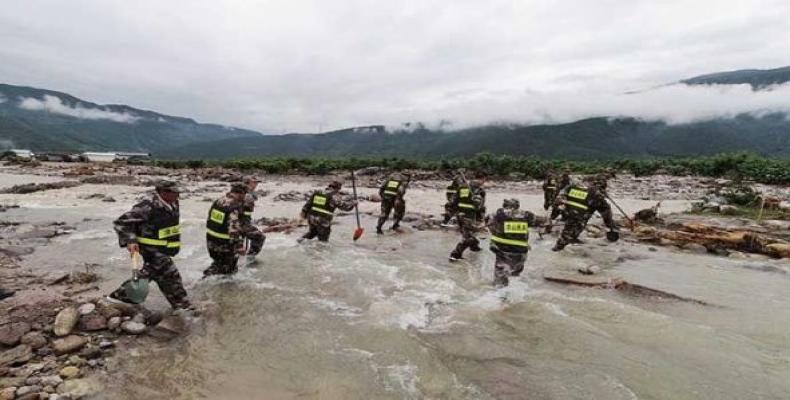 Equipos de rescate chinos continúan en la búsqueda de personas desaparecidas por las inundaciones. Foto: Xinhua.