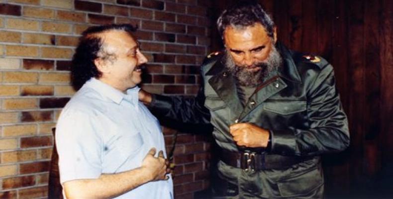 Gianni Miná (I) junto a Fidel Castro (D). Foto: Archivo.