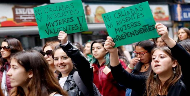 Cientos de miles de chilenas marcharán este domingo en Santiago de Chile. Foto: PL.