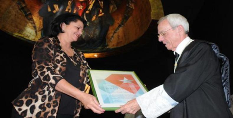Leal recibe el lauro de manos de la rectora Deisy Fraga Cedré. Foto: Omara García Mederos/ACN