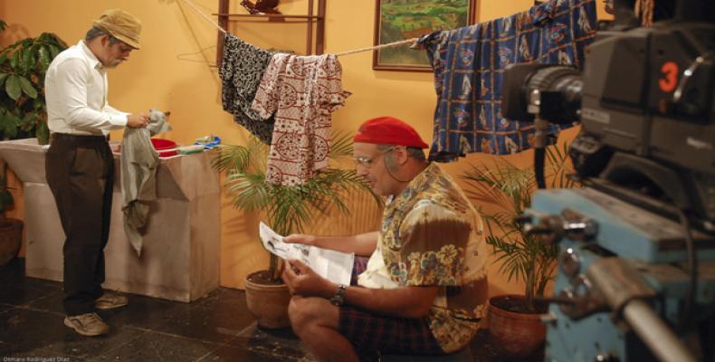 Pánfilo y Chequera, principales personajes del programa de televisión cubano &quot;Vivir del Cuento&quot;.