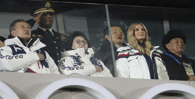 Presidente de Corea del Sur, Moon Jae-in, y su esposa, asesora del presidente de EE.UU., Ivanka Trump y Kim Yong Chol de Corea del Norte. Lucy Nicholson / Reute