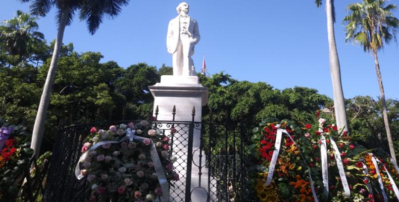 Desde 1955 la estatua del Padre de la Patria ocupa el pedestal donde se encontraba la del monarca español Fernando VII. Fotos: Daniella Pérez Muñoa