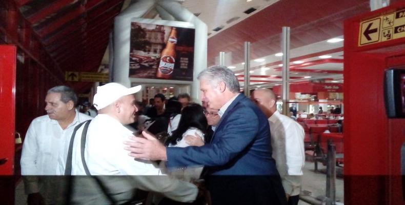 Cuban President Miguel Diaz-Canel receives returning doctors from Brazil.  Photo: Cuba Debate