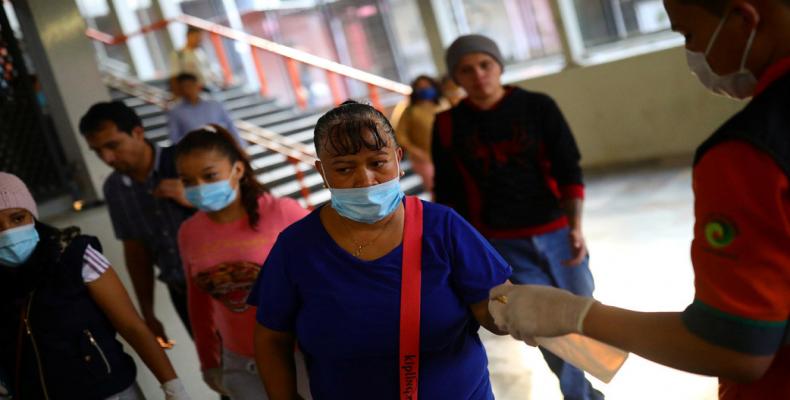 Ciudadanos portan mascarillas para prevenir contagio por covid-19 en Ciudad de México, México, 15 de abril de 2020.Edgard Garrido / Reuters