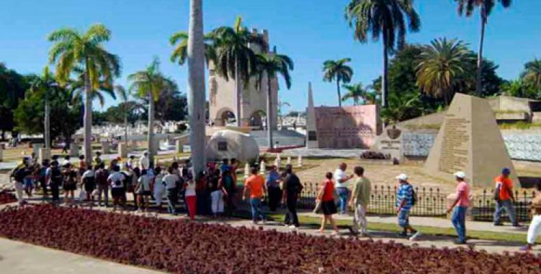 Un promedio de dos mil personas visitan diariamente el modesto monumento funerario. Foto: periódico Vanguardia