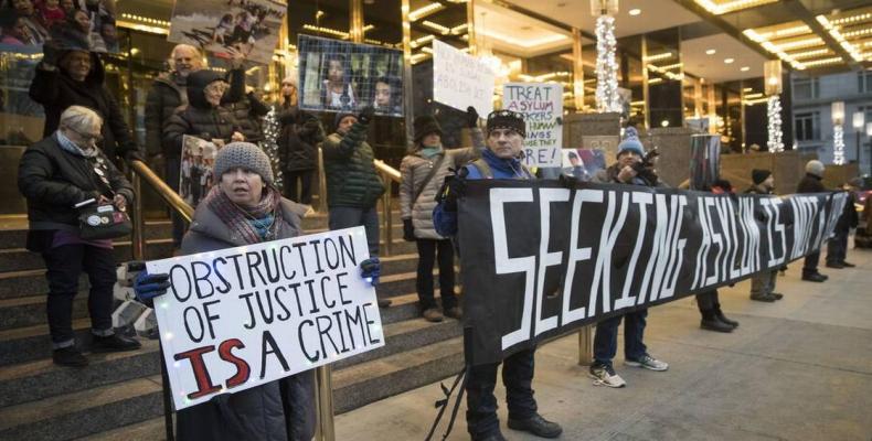 Activistas protestan frente al Trump International Hotel and Tower en Nueva York, el jueves . Foto: AP 