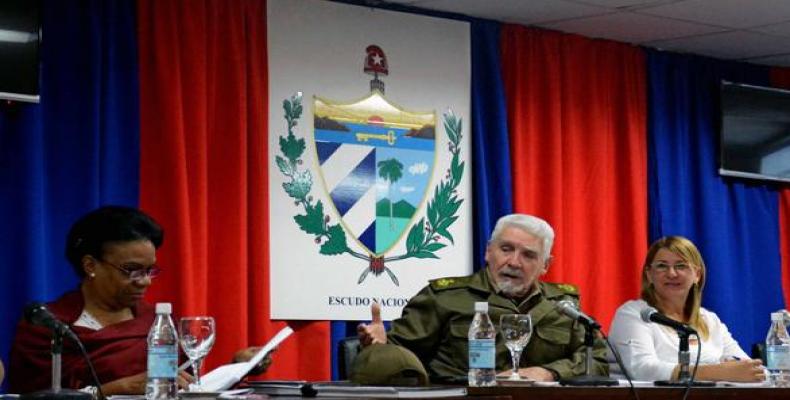 Valdés Menéndez fue informado de los avances en la concreción de dos plantas de pienso seco y líquido. Foto: Roberto Díaz Martorell