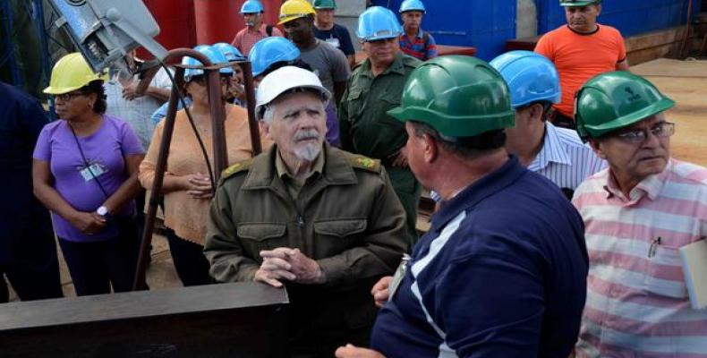 El vicepresidente cubano Ramiro Valdés, constató la marcha de las inversiones en obras industriales en Cienfuegos.Foto:Modesto Gutiérrez.