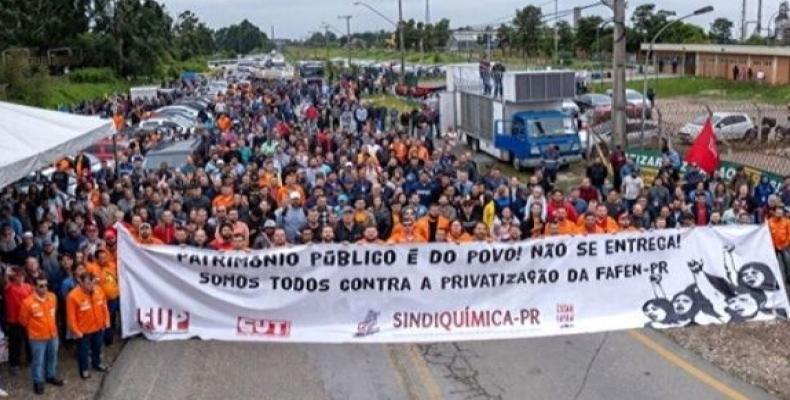 Petrobras plans to close the Parana Nitrogen Fertilizer plant and fire 396 workers.  (Photo: FUP)