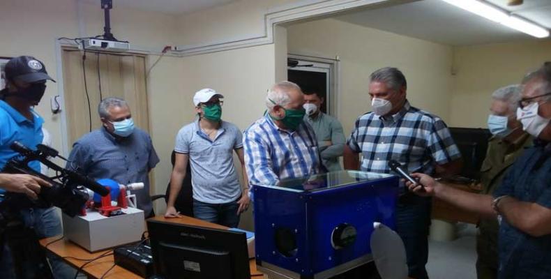 El presidente de Cuba, Miguel Díaz-Canel Bermúdez, chequeó el desarrollo de un nuevo prototipo de ventilador pulmonar.Foto: PL.