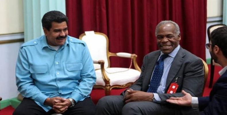 Venezuelan President Nicolas Maduro talks with U.S. actor Danny Glover.  Photo: PSUV Archive