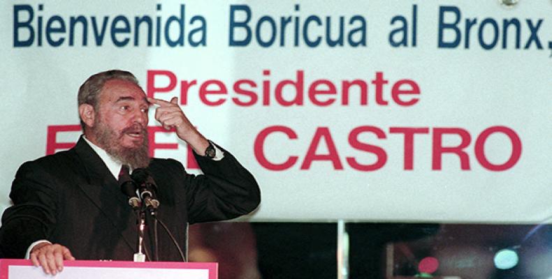 Cuban President Fidel Castro addresses the Puerto Rican community at Jimmy's Bronx Cafe in New York on Oct. 23, 1995. | Ron Frehm / AP  Foto