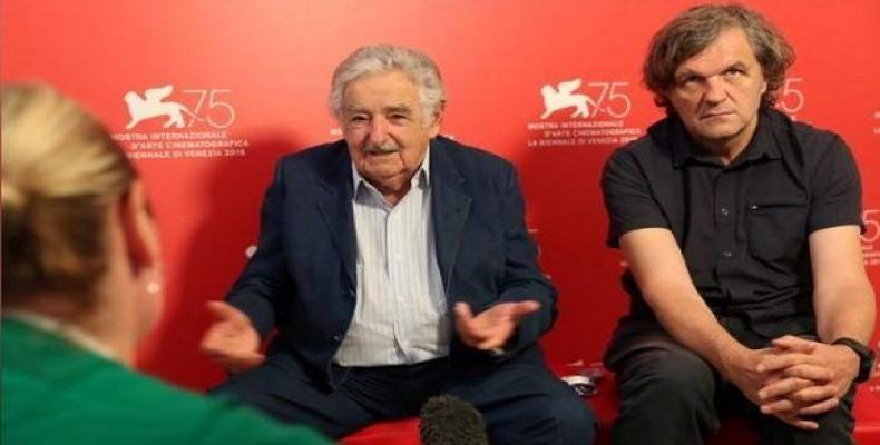 El político uruguayo José Mujica (izq), junto al cineasta serbio Emir Kusturica en Venecia. Foto/ Reuters