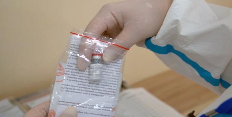 Una ampolla de la vacuna rusa contra el coronavirus en la sala de un hospital militar de Moscú.Ministerio de Defensa de Rusia / Sputnik