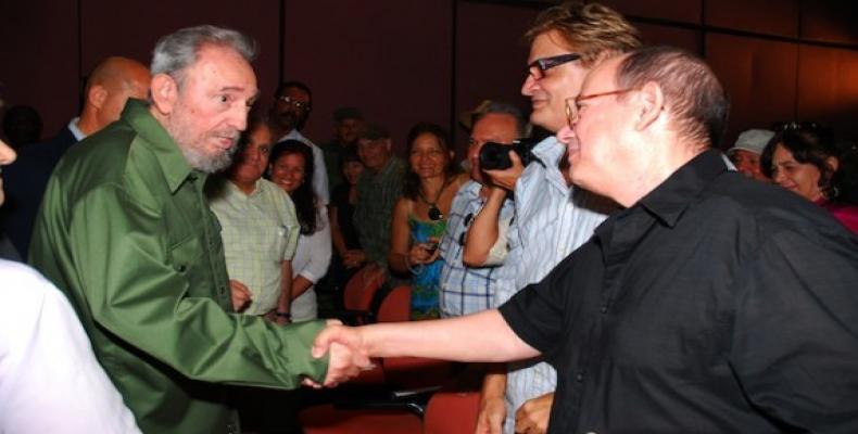 Fidel Castro saluda a Silvio Rodríguez. Foto: Estudios Revolución