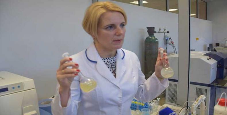 Científicos polacos patentaron una saliva artificial para ayudar a las personas que sufren de &quot;boca seca&quot;.Foto:PL