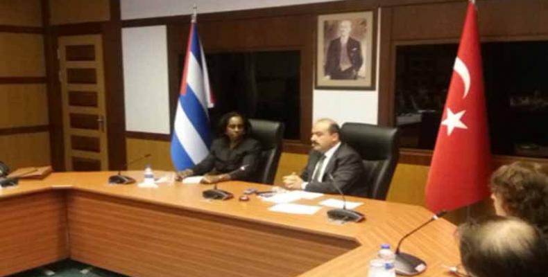 Viceministra cubana con alto funcionario turco