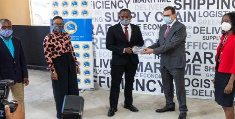 El Banco de Desarrollo del Caribe entregó equipos de protección al Caricom, valorados en 3 millones de dólares. | Foto: Cdema