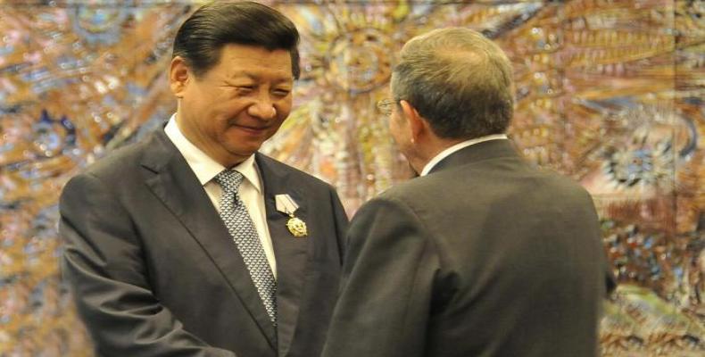 Condecoración de Raúl a Xi con Orden José Martí en 2014