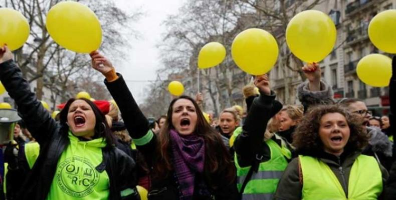 Encabezan las mujeres protesta de chalecos amarillos en Francia. Foto: PL.