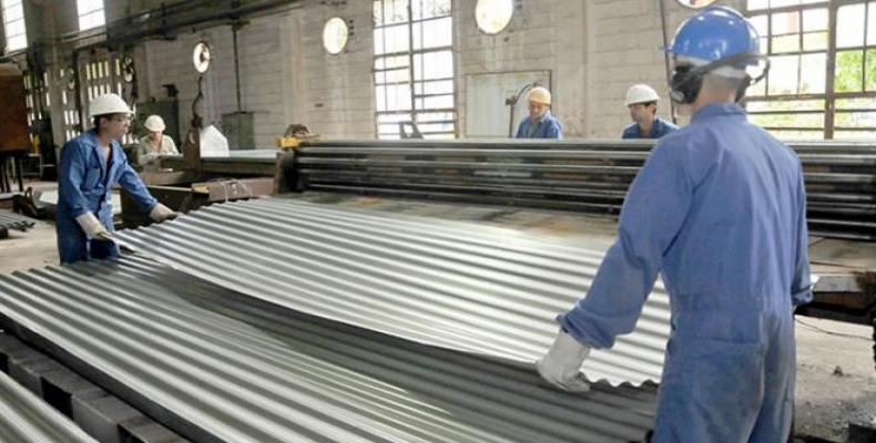 El propósito es fabricar más de 10 000 planchas de zinc para las viviendas de los damnificados por Irma. Foto:  Ramón Barreras Valdés