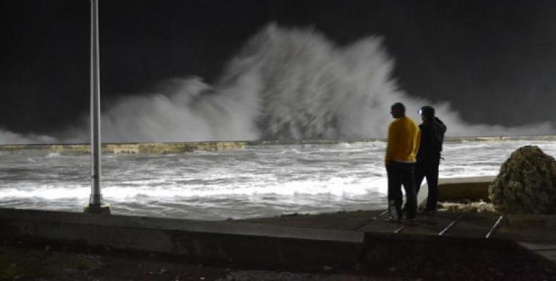 Fuertes marejadas con inundaciones costeras en el litoral norte occidental