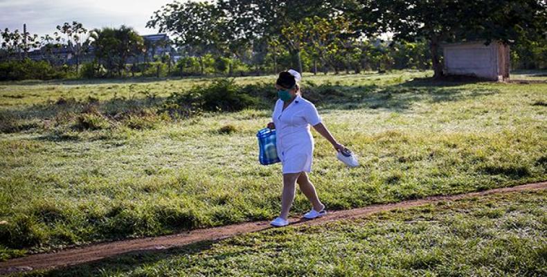 Una enfermera atraviesa un terreno de pelota improvisado para llegar al hospital provincial Comandante Pinares en San Cristóbal, Artemisa. Foto: Irene Pérez/ Cu