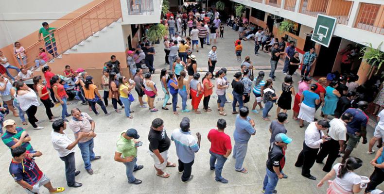 Gente esperando votar en las presidenciales de Ecuador, en Guayaquil, 19 de febrero de 2017. / Guillermo Granja / Reuters