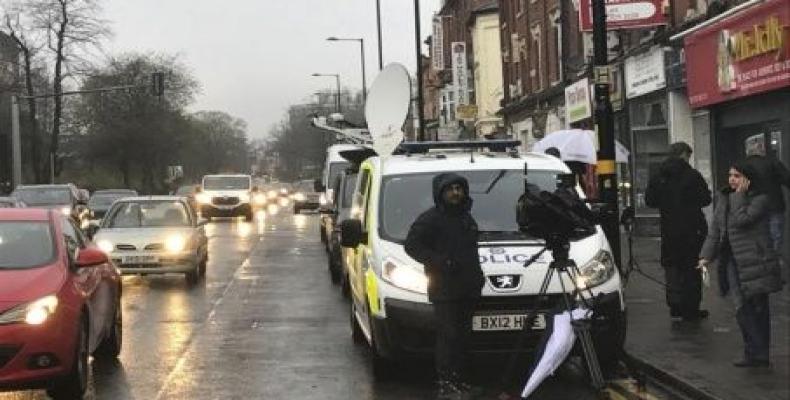 Agenes policiales frenta a inmueble en Birmingham