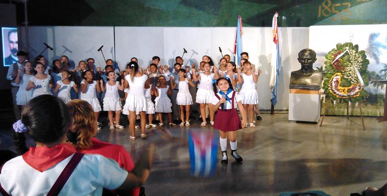 Niños cubanos celebran aniversario 163 del natalicio de José Martí (Foto: Denisse Cortinas Pérez)