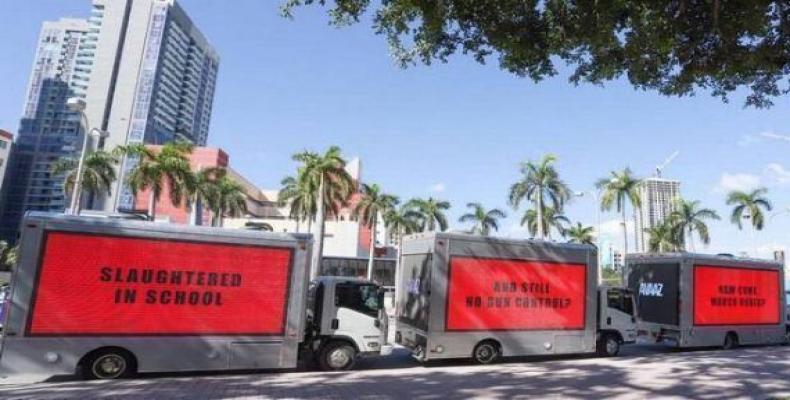 Pancartas móviles frente a la oficina de Marco Rubio en el Doral. Foto: EFE