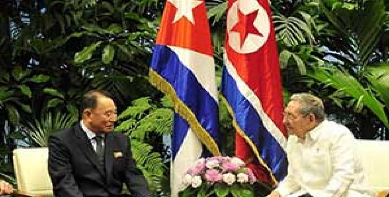 Kim Yon Chol y Raúl Castro