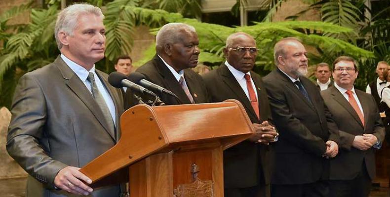 El presidente de Cuba junto a otras autoridades del país. Fotos: Estudios Revolución