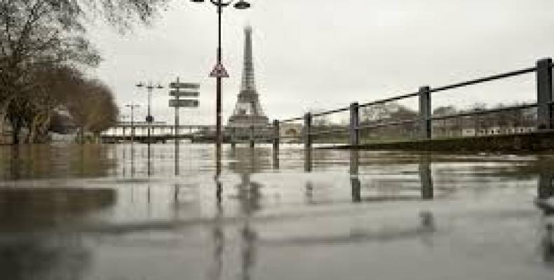La crecida del Sena inunda los muelles frente a la Torre Eiffel en París el 23 de enero de 2018