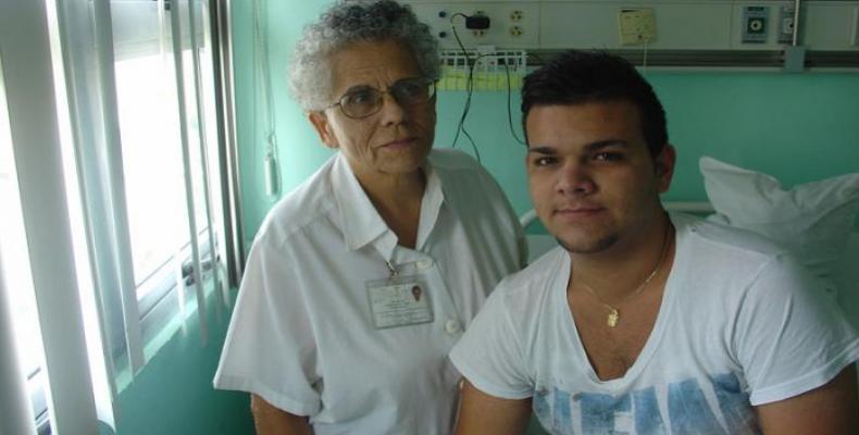 La doctora Margarita Dorantes junto a uno de sus pacientes.Imágen:Granma.