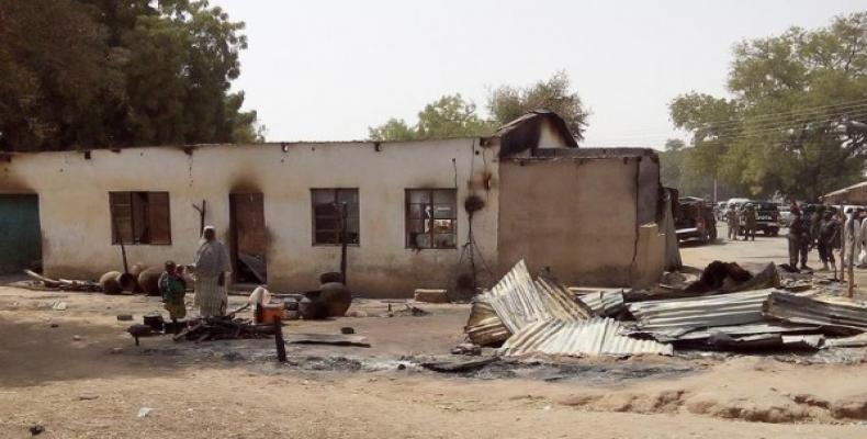 Una mujer y su hija observan una zona desbastada por un atentado de Boko Haram en Dalori. (EFE)