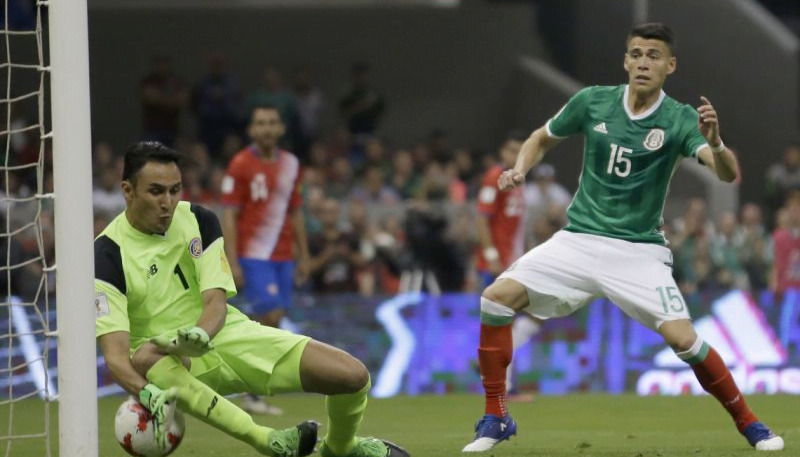 El arquero de Costa Rica Keylor Navas no logra atajar un remate a gol del mexicano Néstor Araujo ante la mirada del mexicano Héctor Moreno en un partido por las eliminatorias del Mundial en el estadio Azteca de la Ciudad de México, el viernes 24 de marzo de 2017.