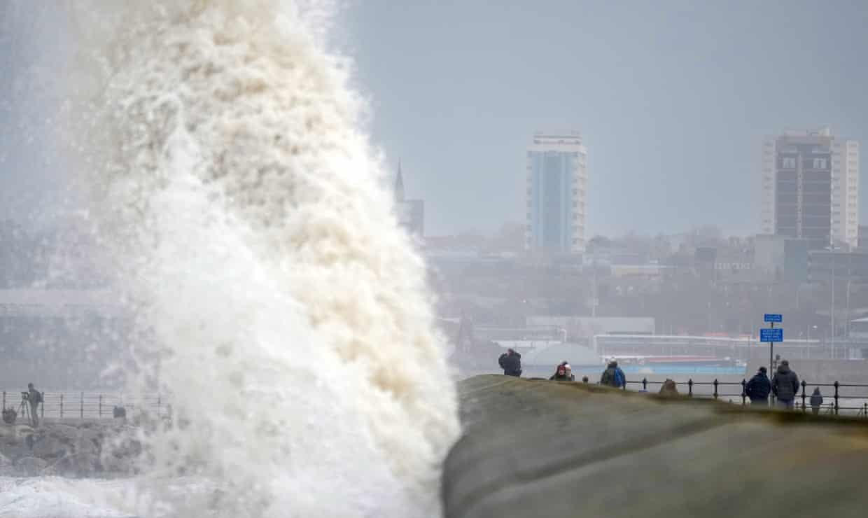 Опасность шторма. Шторм Юнис обрушился на Лондон. Наводнение в Великобритании 2013. Циклон из Британии.