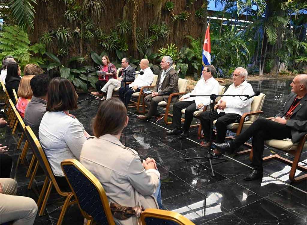 Le président cubain s'entretient avec les participants au IIIe Colloque Patria