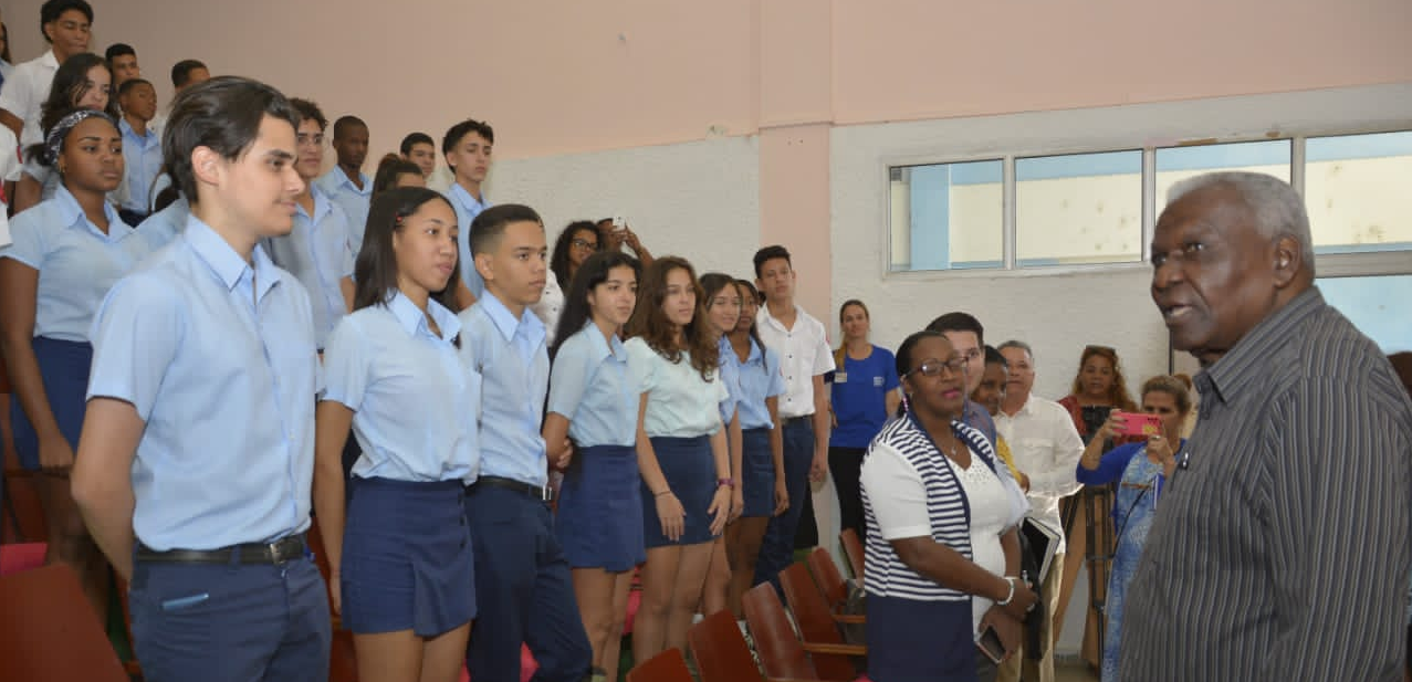 Radio Habana Cuba | Presidente del Parlamento cubano dialogó con estudiantes  de la Vocacional Lenin (+Foto)