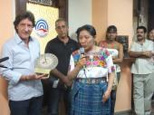 La consejera de la embajada guatemalteca, Sara Solí, y la esposa del embajador de ese país centroamericano en Cuba, Eduvia Hernández, agradecieron el espacio brindado a Guatemala en el rincón de la solidaridad en radiodifusora internacional, y obsequiaron a Isidro Fardales, director del colectivo de trabajadores un reloj artesanal que representa el calendario maya.