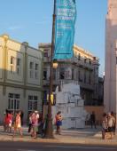 Hasta el 22 de junio próximo, decenas de personas deciden caminar por el Malecón de La Habana, pero esta vez más que apreciar y sentir la brisa del mar, podrán interactuar la obra de sesenta artistas que se expande desde el Parque Maceo hasta La Punta. Se trata del proyecto Detrás del muro. Fotos: Katia Madruga